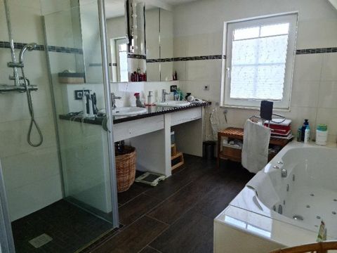 Badezimmer mit Whirlwanne und Dusche