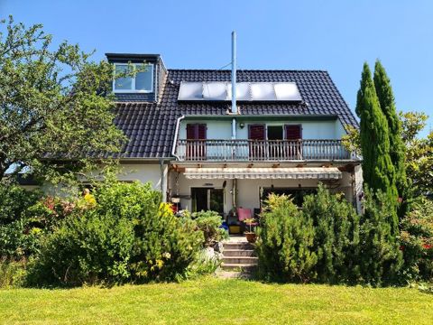 Gartenseite mit Balkon und Terrasse